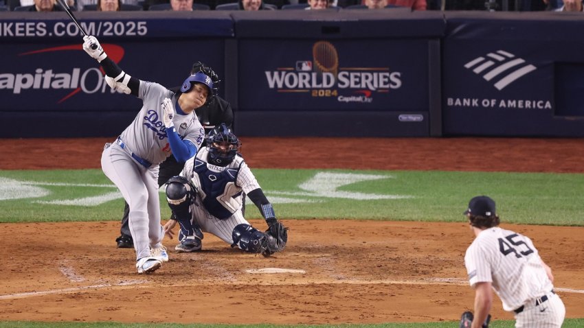 El bateador de los Dodgers de Los Angeles Shohei Ohtani (i) resulta ponchado ante el lanzador de los Yanquis de Nueva York Gerrit Cole (d) durante la Serie Mundial. EFE/SARAH YENESEL