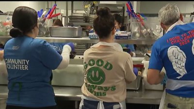 Distribuyen alimentos a personas con enfermedades graves para el Día de Acción de Gracias