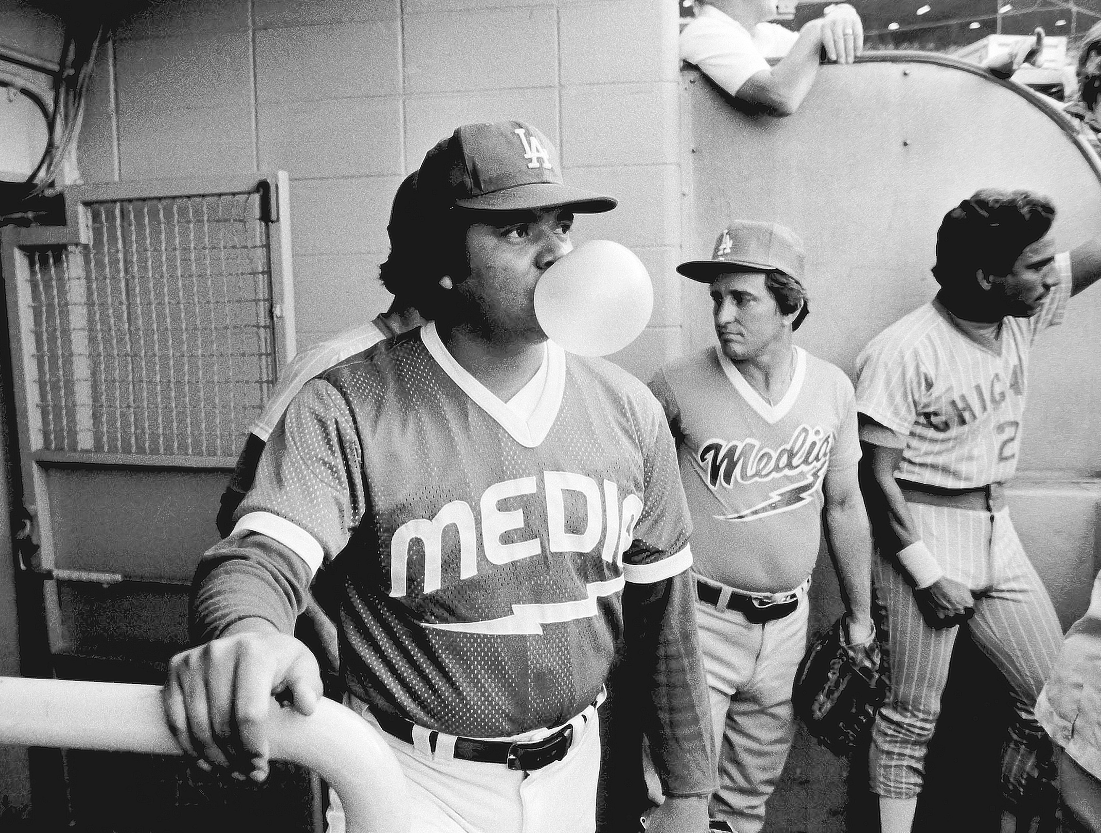 LOS ÁNGELES, CA – 3 DE AGOSTO DE 1980: Fernando Valenzuela #34 de los Dodgers de Los Ángeles espera en el dugout como miembro del equipo de prensa durante el juego de las Estrellas de Hollywood en el Dodger Stadium, Los Ángeles, California. (Foto de Jayne Kamin-Oncea/Getty Images)