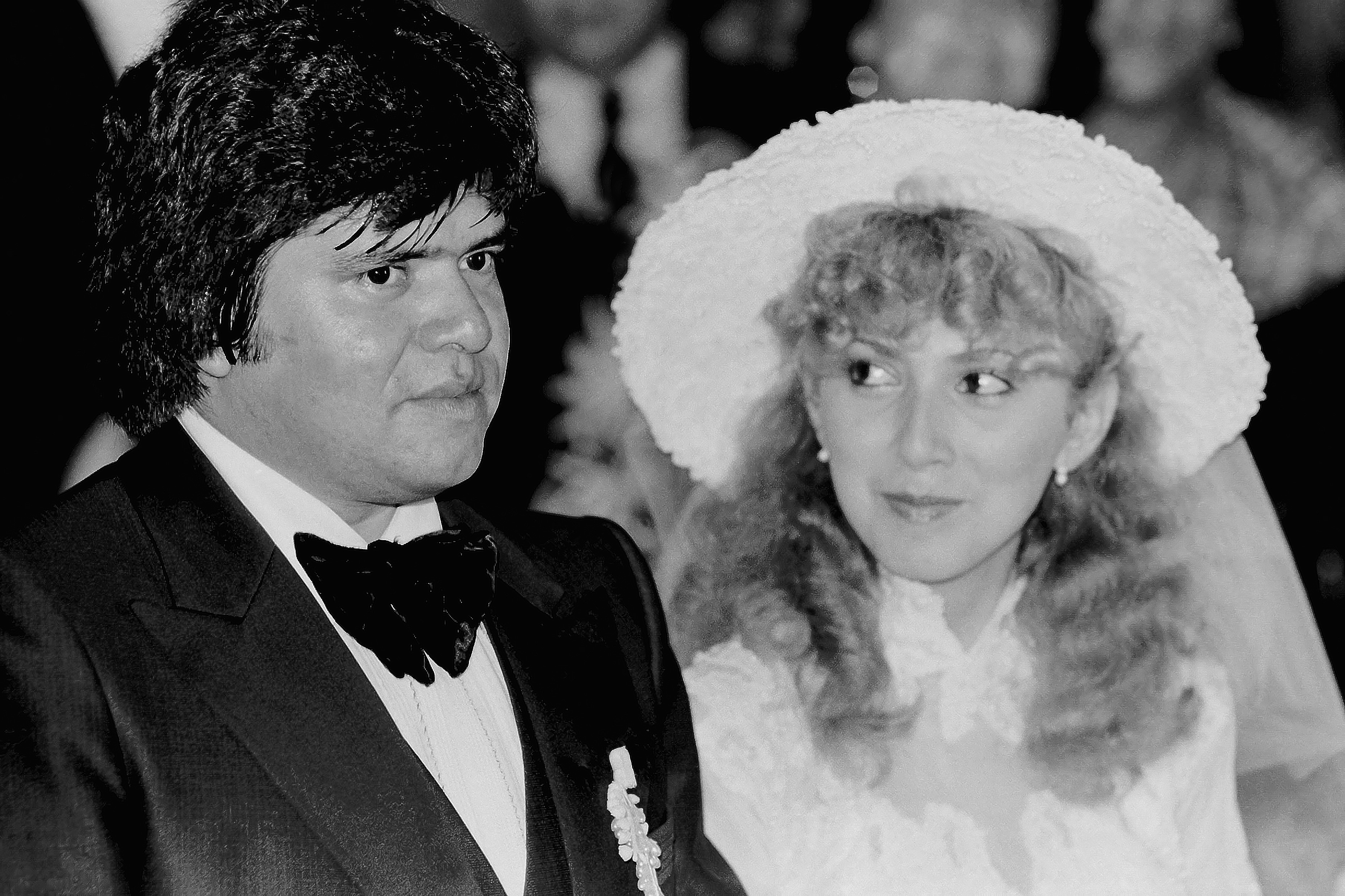 MÉRIDA, MÉXICO – 28 DE DICIEMBRE DE 1981: El lanzador Fernando Valenzuela #34 de los Dodgers de Los Ángeles durante su ceremonia de boda con la maestra de escuela Linda Margarita Burgos Metri en la Iglesia de María Inmaculada, Mérida, México. (Foto de Jayne Kamin-Oncea/Getty Images)