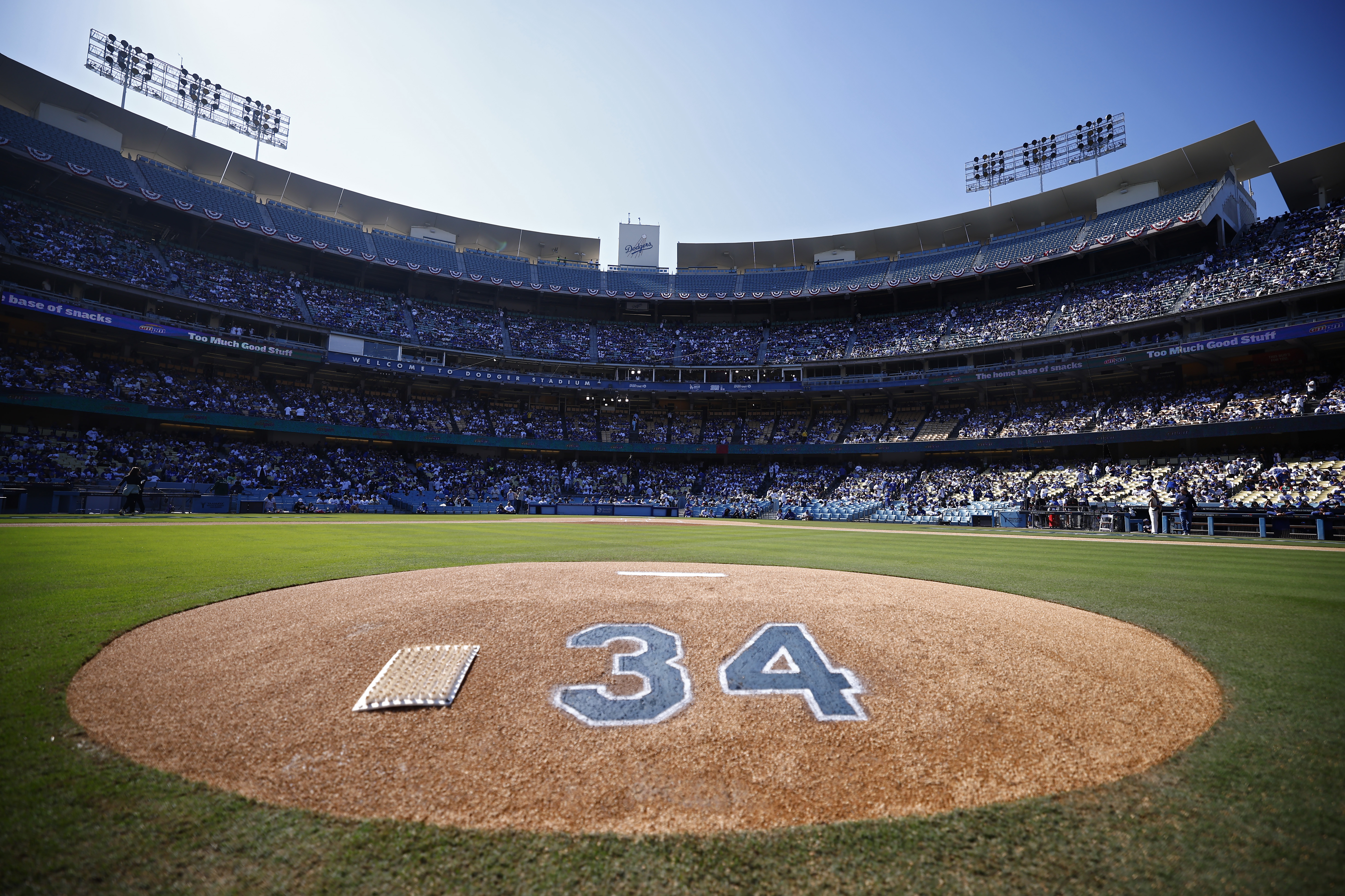 LOS ÁNGELES, CALIFORNIA – 1 DE NOVIEMBRE: Vista general de un monumento en el montículo del lanzador en honor al ex jugador de los Dodgers de Los Ángeles Fernando Valenzuela durante el Show de Celebración de la Serie Mundial 2024 en el Dodger Stadium el 1 de noviembre de 2024 en Los Ángeles, California. (Foto de Ronald Martinez/Getty Images)