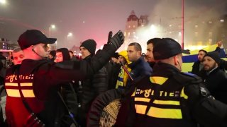 En esta imagen tomada de un video, agentes de policía escoltan a aficionados del Maccabi de Tel Aviv a una estación de metro próxima al estadio del Ajax, luego de una marcha de manifestantes propalestinos cerca del recindo, en Ámsterdam, Holanda, el 7 de noviembre de 2024.