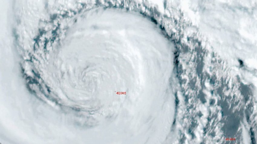 En esta imagen tomada de un video suministrado por el Servicio Meteorológico Nacional en Portland se ve una tormenta sobre la Costa Oeste de EEUU el martes 19 de noviembre de 2024.  (Servicio Meteorológico Nacional Portland vía AP)