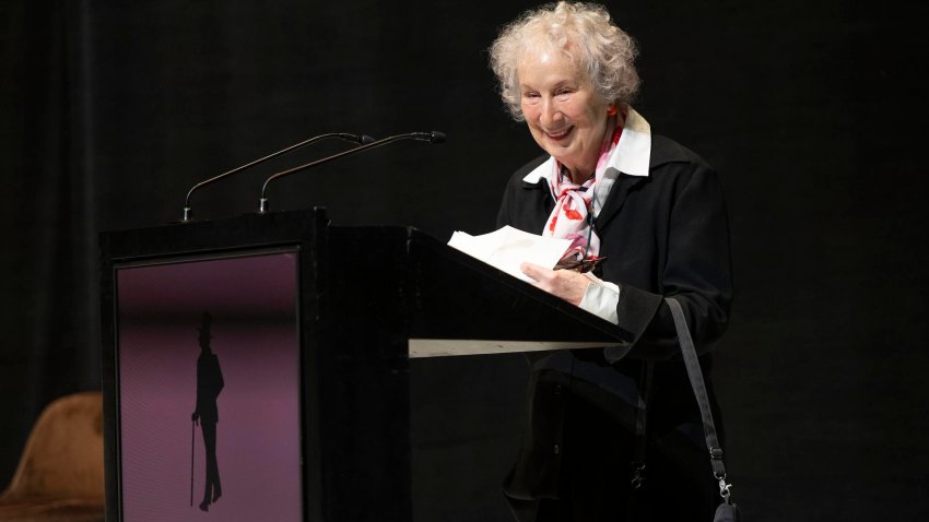 Margaret  Atwood anima a las mujeres de EEUU a votar con una caricatura de 'El cuento de la criada'