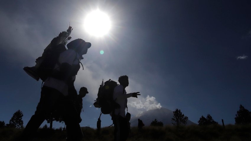 Varios peregrinos caminan rumbo a la Basílica de Guadalupe en la zona de Paso de Cortés este lunes, en Puebla (México). EFE/ Hilda Ríos