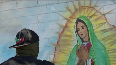 Artistas restauran murales de la Virgen de Guadalupe en Los Ángeles