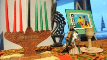 Una mesa muestra artículos de Kwanzaa, como esta kinara que tiene siete velas para los siete días de Kwanzaa, en el evento anual Capital Kwanzaa en el Museo del Estado de Nueva York el jueves 27 de diciembre de 2012 en Albany, Nueva York. (Foto de Lori Van Buren/Albany Times Union vía Getty Images)