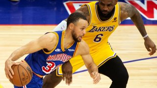 Fotografía de archivo en la que se registró al base estrella de los Warriors de Golden State, Stephen Curry (i), al intentar superar la marca del alero estrella de los Laker de Los Ángeles, LeBron James (d), durante un partido de la NBA, en el coliseo Chase Center de San Francisco (CA, EE.UU.). EFE/RossCameron