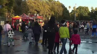 Roban regalos para niños antes de evento en escuela de Crenshaw