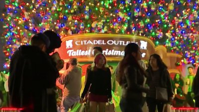 Multitudes acuden a Citadel Outlets en busca de regalos navideños de última hora