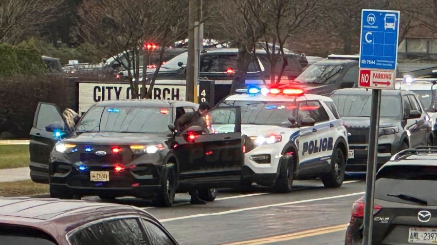 Vehículos de la policía llegan a la Escuela Cristiana Vida Abundante, en Madison, Wisconsin, ante el aviso de un tiroteo donde hubo varios muertos, el 16 de diciembre de 2024. (AP Foto/Scott Bauer)