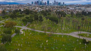 Vista aérea del cementerio Angelus Rosedale del 10 de abril de 2020 en Los Ángeles.