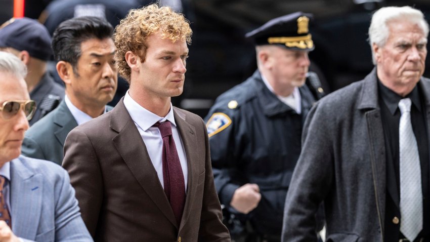 Daniel Penny, en el centro, llega al tribunal penal, el lunes 9 de diciembre de 2024, en Nueva York. (AP foto/Stefan Jeremiah)