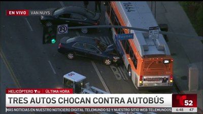 Autobús de Metro choca con otros vehículos en Van Nuys