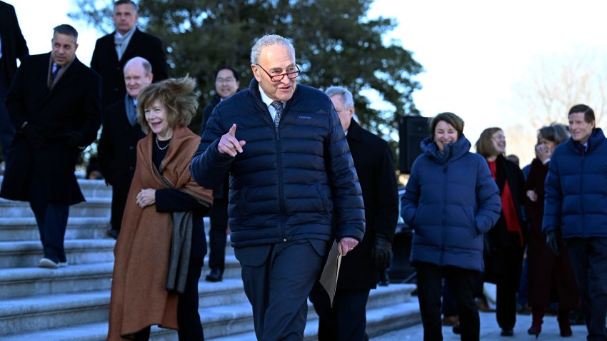 El líder de la minoría en el Senado, Chuck Schumer, en la escalinata del Capitolio federal el jueves 9 de enero de 2025, en Washington. (AP Foto/John McDonnell)