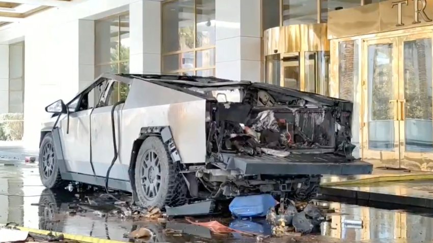 -FOTODELDÍA- Las Vegas (Estados Unidos), 02/01/2025.- Captura de fotograma tomada de un vídeo de un dron publicado por el Departamento de Policía Metropolitana de Las Vegas (LVMPD) el 2 de enero de 2025 muestra los restos de un Tesla Cybertruck que explotó frente al Hotel Trump en Las Vegas, Nevada, EE. UU., el 1 de enero de 2025. Los agentes del orden identificaron al conductor, que murió en la explosión, como Matthew Livelsberger. EFE/POLICÍA METROPOLITANA DE LAS VEGAS – MEJOR CALIDAD DISPONIBLE – SÓLO PARA USO EDITORIAL/NO VENTAS