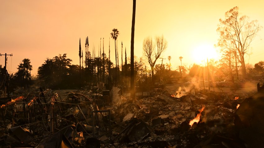 El sol se pone sobre una zona afectada por el incendio de Eaton, el 9 de enero de 2025, en Altadena, California. (AP Foto/Nic Coury)