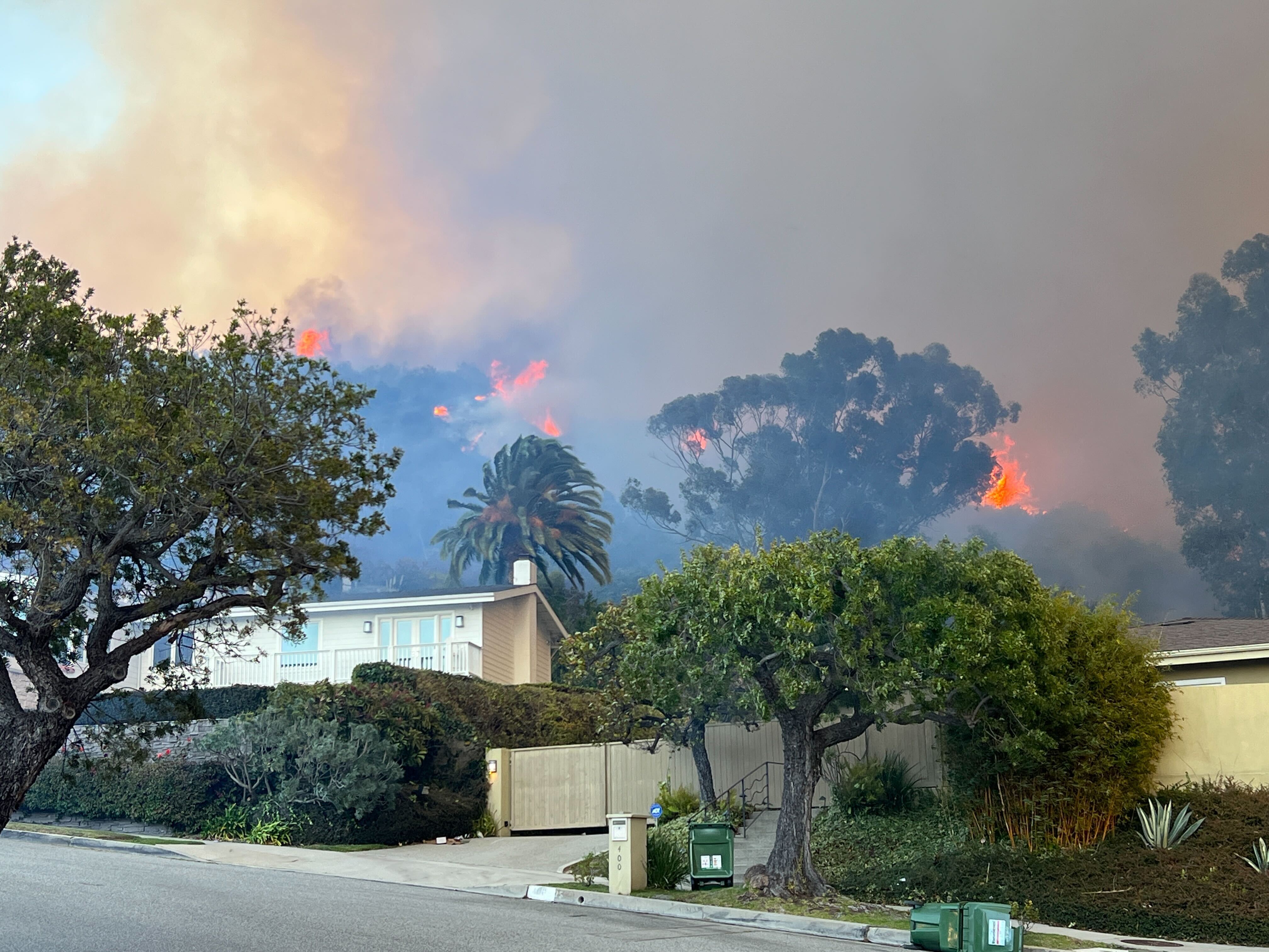 Una vista de las llamas el martes 7 de enero de 2025 en Pacific Palisades.