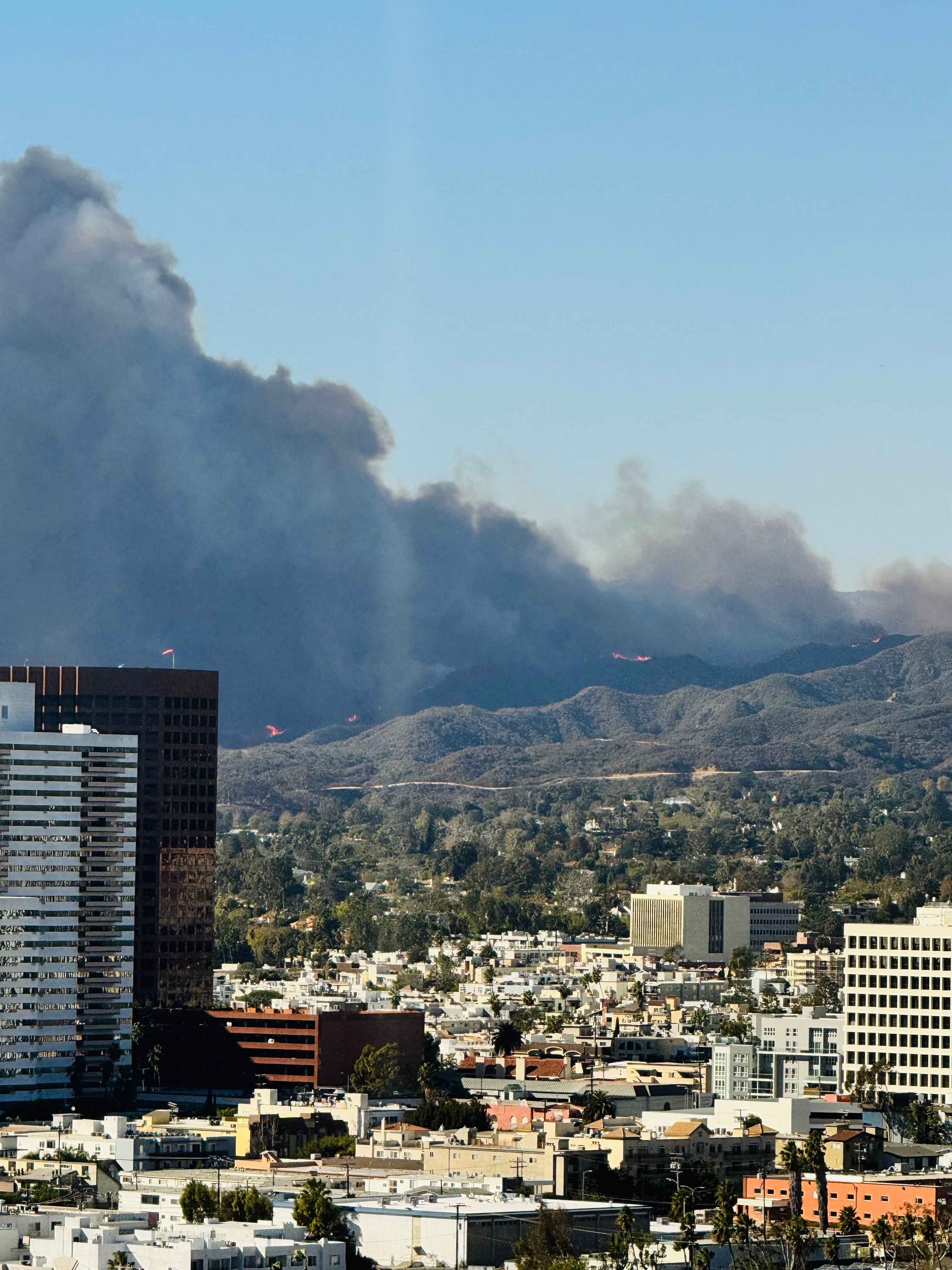 Una vista de las llamas el martes 7 de enero de 2025 en Pacific Palisades desde el condado de Los Ángeles.