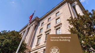 WASHINGTON, DC - 15 DE SEPTIEMBRE: Un cartel marca la fachada del edificio de la sede del Servicio de Impuestos Internos (IRS) de EEUU el 15 de septiembre de 2024, en Washington, DC. (Foto de J. David Ake/Getty Images)