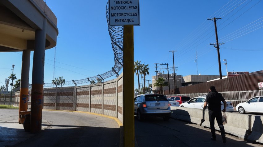 Fotografía de archivo en la que se registró la cerca fronteriza que divide a las ciudades de Mexicali (México) y Calexico (EE.UU). Autoridades migratorias de EE.UU. implementarán un nuevo proceso de entrada al país por la garita Calexico Este (CA), para gestionar el permiso de entrada temporal I-94. EFE/Juan Barak