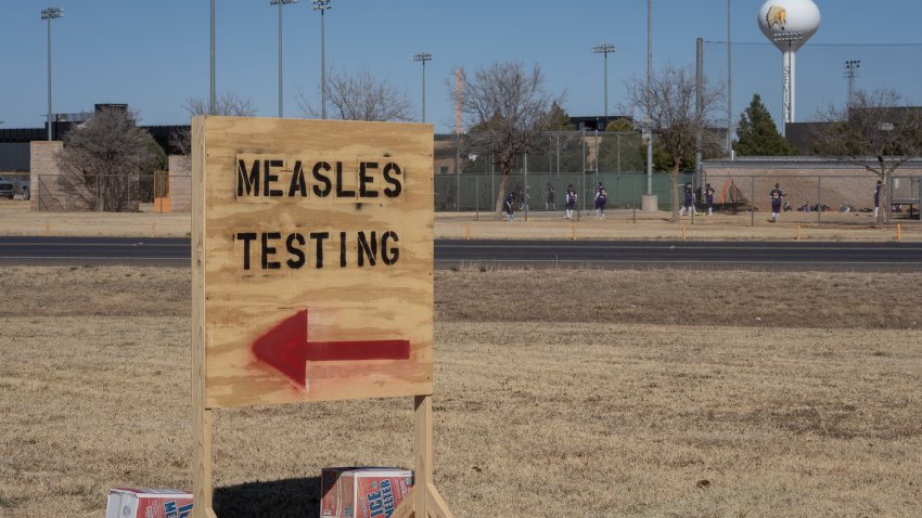 Unas señales indican el camino hacia las pruebas del sarampión en el aparcamiento del Distrito Hospitalario de Seminole, frente al estadio Wigwam, el 27 de febrero de 2025 en Seminole, Texas.