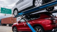 Vehículos nuevos son transportados en la Terminal Marítima de Dundalk en el Puerto de Baltimore en Baltimore, Maryland, Estados Unidos, el jueves 6 de marzo de 2025. El presidente de Estados Unidos, Donald Trump, exime durante un mes a los fabricantes de automóviles de los aranceles recién impuestos a México y Canadá, según ha informado este miércoles la Casa Blanca, como un indulto temporal tras las súplicas de los líderes del sector. Fotógrafo: Nathan Howard/Bloomberg vía Getty Images