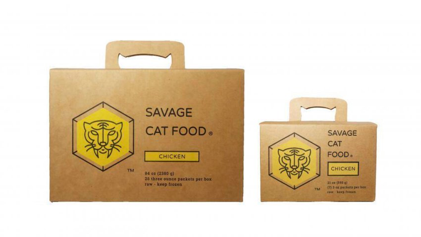 Esta imagen sin fecha publicada por la Administración de Alimentos y Medicamentos de Estados Unidos muestra las cajas grandes y pequeñas de pollo de la marca Savage Pet de El Cajón, California. (U.S. Food and Drug Administration via AP)