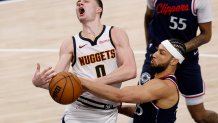 El escolta de los LA Clippers Ben Simmons (D) roba la pelota del guardia de los Denver Nuggets Christian Braun (I), durante la segunda mitad del partido de playoffs de primera ronda entre los Denver Nuggets y los Los Angeles Clippers en Inglewood, California. EFE/EPA/CAROLINE BREHMAN