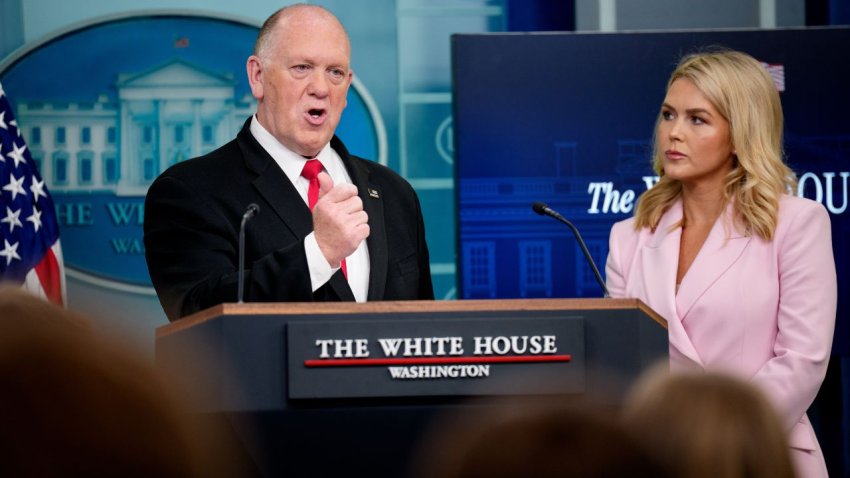 28 DE ABRIL: El secretario de la Casa Blanca para la frontera, Tom Homan, acompañado por la secretaria de prensa de la Casa Blanca, Karoline Leavitt, habla durante la rueda de prensa diaria en la Sala Brady de Prensa de la Casa Blanca el 28 de abril de 2025 en Washington, D.C. (Foto de Andrew Harnik/Getty Images)