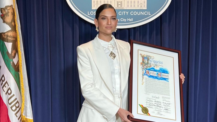 Fotografía cedida por 11:11 Public Relations de la cantante española Natalia Jiménez posando con su certificado de la Proclamación Oficial de la Ciudad de Los Ángeles este viernes, en la sede de la Alcaldía de Los Ángeles (Estados Unidos). EFE/11:11 Public Relations /SOLO USO EDITORIAL /NO VENTAS /SOLO DISPONIBLE PARA ILUSTRAR LA NOTICIA QUE ACOMPAÑA /CRÉDITO OBLIGATORIO