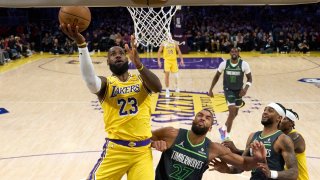LeBron James (I) de Los Angeles Lakers encesta durante la primera mitad del quinto partido de la primera ronda de los playoffs de la NBA entre los Minnesota Timberwolves y Los Angeles Lakers en Los Ángeles, California, EE.UU. EFE/EPA/ALLISON DINNER