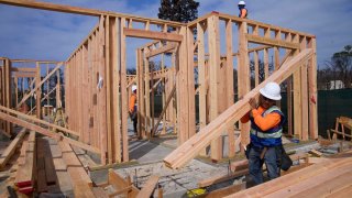 Trabajadores reconstruyen una propiedad destruida por el incendio de Palisades en el barrio de Pacific Palisades de Los Ángeles, el jueves 24 de abril de 2025. (Foto AP/Damian Dovarganes)