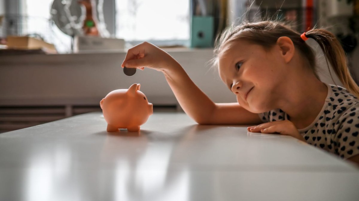 ¿Cual es la mejor edad para enseñar a los niños sobre finanzas? Esto es lo que dice una consejera