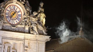 La fumata blanca surge de la chimenea de la Capilla Sixtina en la segunda jornada de cónclave en la ciudad del Vaticano el 13 de marzo de 2013, cuando eligieron al papa Francisco.