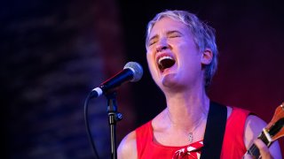 Jill Sobule y Cassandra Kubinski en concierto - Nueva York NUEVA YORK, NY - 8 DE SEPTIEMBRE: Jill Sobule en concierto en City Winery el 8 de septiembre de 2018 en Nueva York. (Foto de Debra L. Rothenberg/Getty Images)
