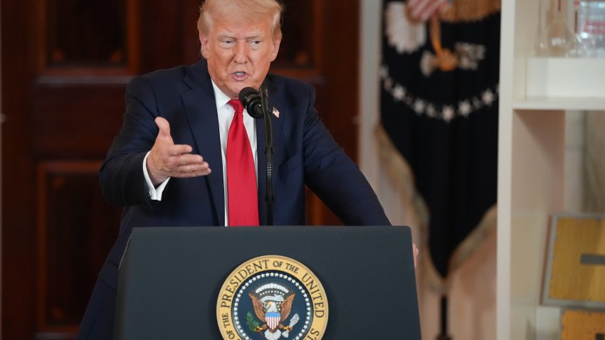WASHINGTON, DC - 30 DE ABRIL: El presidente de Estados Unidos, Donald Trump, habla en el Cross Hall de la Casa Blanca durante un evento sobre "Invertir en América" el 30 de abril de 2025 en Washington, DC. Trump estuvo acompañado por directores ejecutivos para destacar sus empresas durante el evento. (Foto de Andrew Harnik/Getty Images)