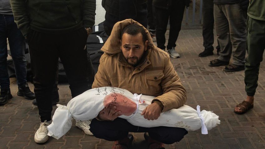 Un hombre sostiene el cuerpo envuelto de una niÒa mientras los palestinos lloran a sus muertos en el Hospital Al-Najjar tras un ataque aÈreo israelÌ contra el campo de refugiados de Rafah, en el sur de la Franja de Gaza, el 21 de febrero de 2024. EFE/EPA/HAITHAM IMAD