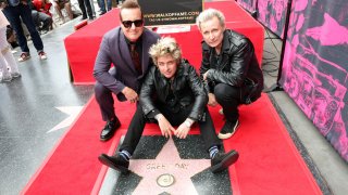 La banda Green Day recibe su estrella en el Paseo de la Fama de Hollywood.