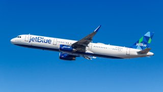 Woodbury había bebido en exceso y le dio una nalgada al auxiliar de vuelo cuando este pasaba a su lado mientras recogía bandejas de comida durante un viaje de JetBlue Airways, informó la Fiscalía de Estados Unidos.