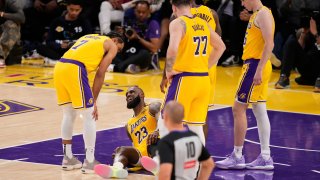 LeBron James estuvo en el suelo con un dolor aparentemente serio.