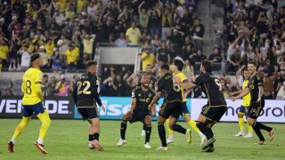 Los Angeles FC celebra después de que el centrocampista de su equipo Igor Jesus (C) marque un gol durante el partido de fútbol entre Los Angeles FC y Club América en el BMO Stadium de Los Ángeles, California, EE. UU. EFE/EPA/ALLISON DINNER
