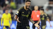 El delantero de Los Angeles FC Denis Bouanga reacciona después de fallar un gol durante el partido de fútbol entre Los Angeles FC y el Club América en el BMO Stadium de Los Ángeles, California, EE. UU. EFE/EPA/ALLISON DINNER