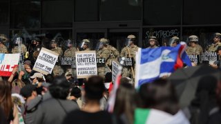 La Guardia Nacional de California protege el edificio federal durante las protestas provocadas por las redadas de inmigración en Los Ángeles, California, EE.UU. EFE/ALLISON DINNER