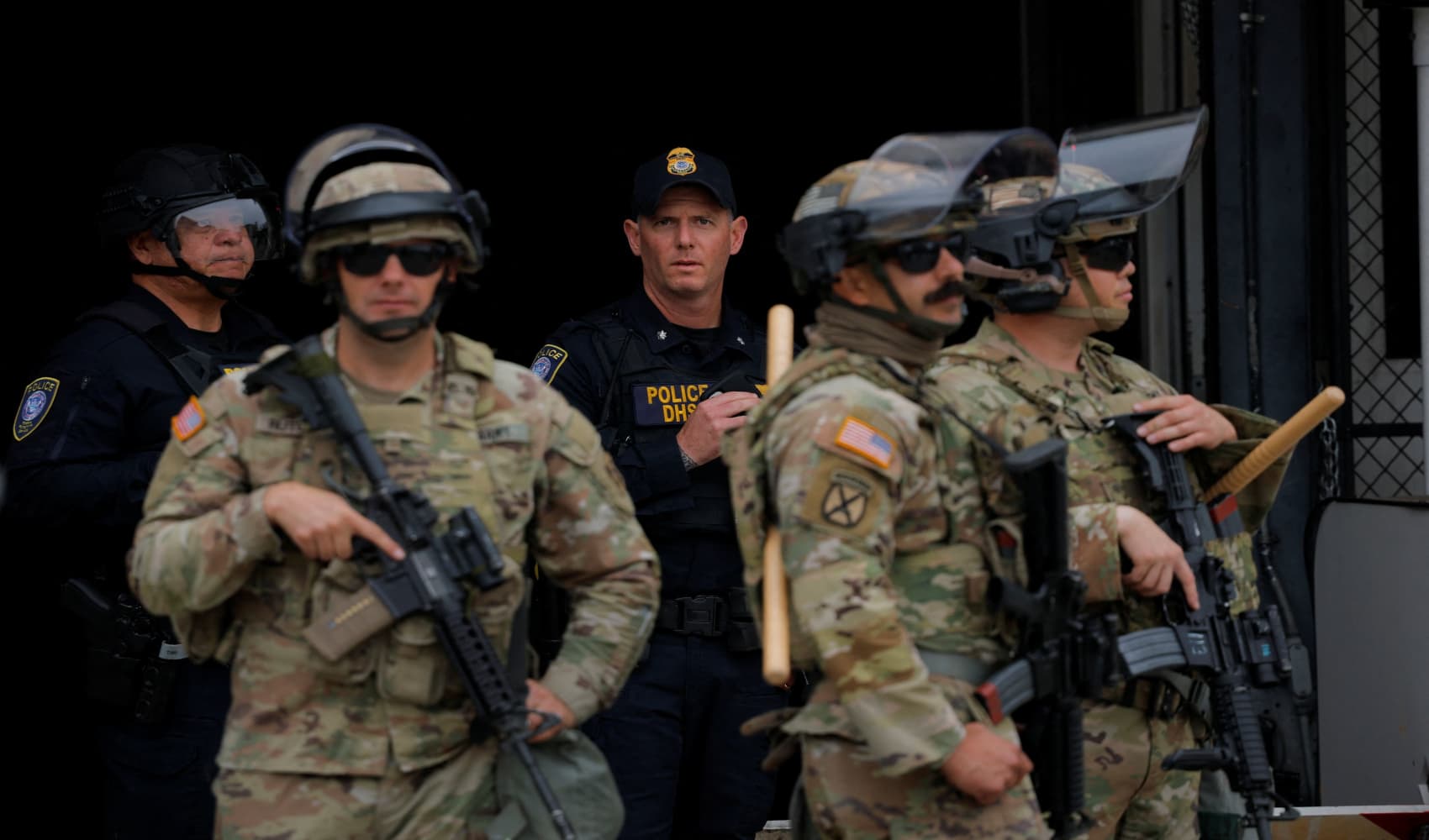 Miembros de la Guardia Nacional de California se encuentran frente al edificio federal Edward R. Roybal tras su despliegue por el presidente estadounidense Donald Trump en respuesta a las protestas contra las redadas migratorias, en Los Ángeles, el 8 de junio de 2025.