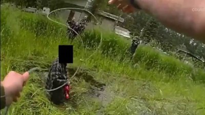 Como en el Viejo Oeste, policía saca con un lazo a un hombre de un estanque