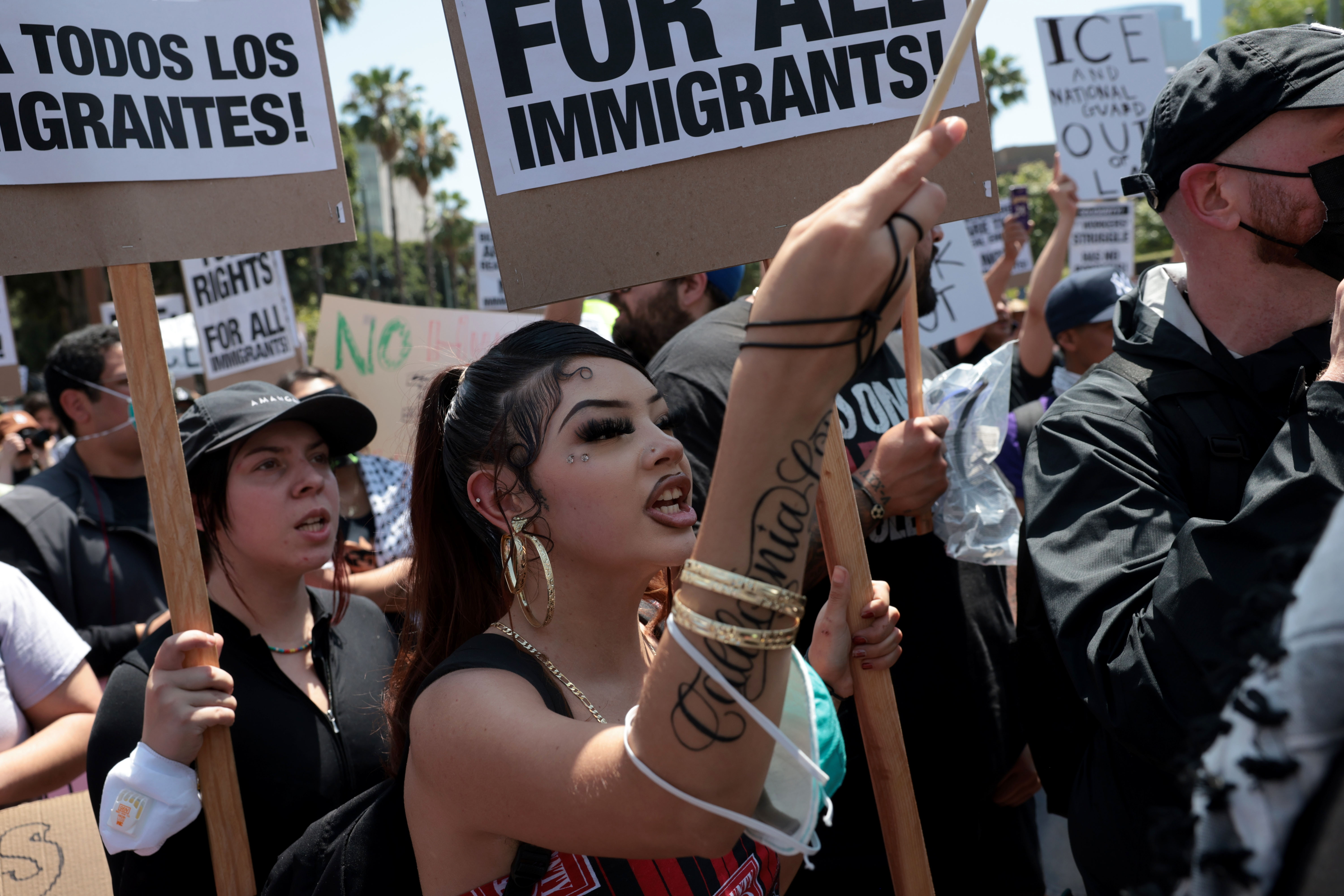 Los Ángeles, CA. 8 de junio de 2025. Personas en el ayuntamiento durante una marcha por la inmigración en Los Ángeles, California, el domingo 8 de junio de 2025. (Luke Johnson/Los Ángeles)