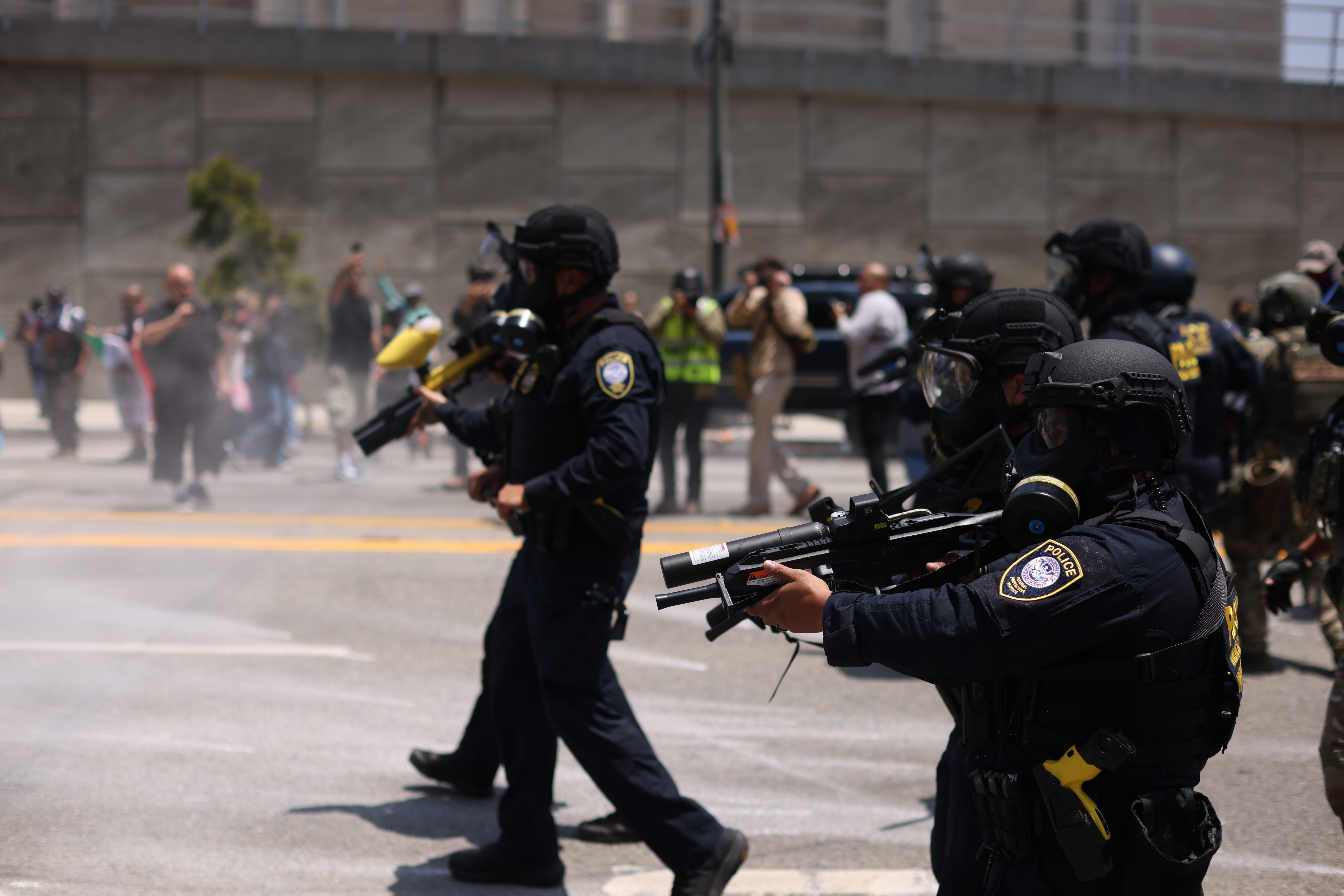 LOS ÁNGELES, CALIFORNIA – 8 DE JUNIO: Continúan los enfrentamientos entre defensores de los derechos migratorios y agentes del Servicio de Inmigración y Control de Aduanas (ICE) y del Departamento de Seguridad Nacional (DHS) en Paramount, California, y el centro de Los Ángeles, California, Estados Unidos, el 8 de junio de 2025. (Foto de Taurat Hossain/Anadolu vía Getty Images)