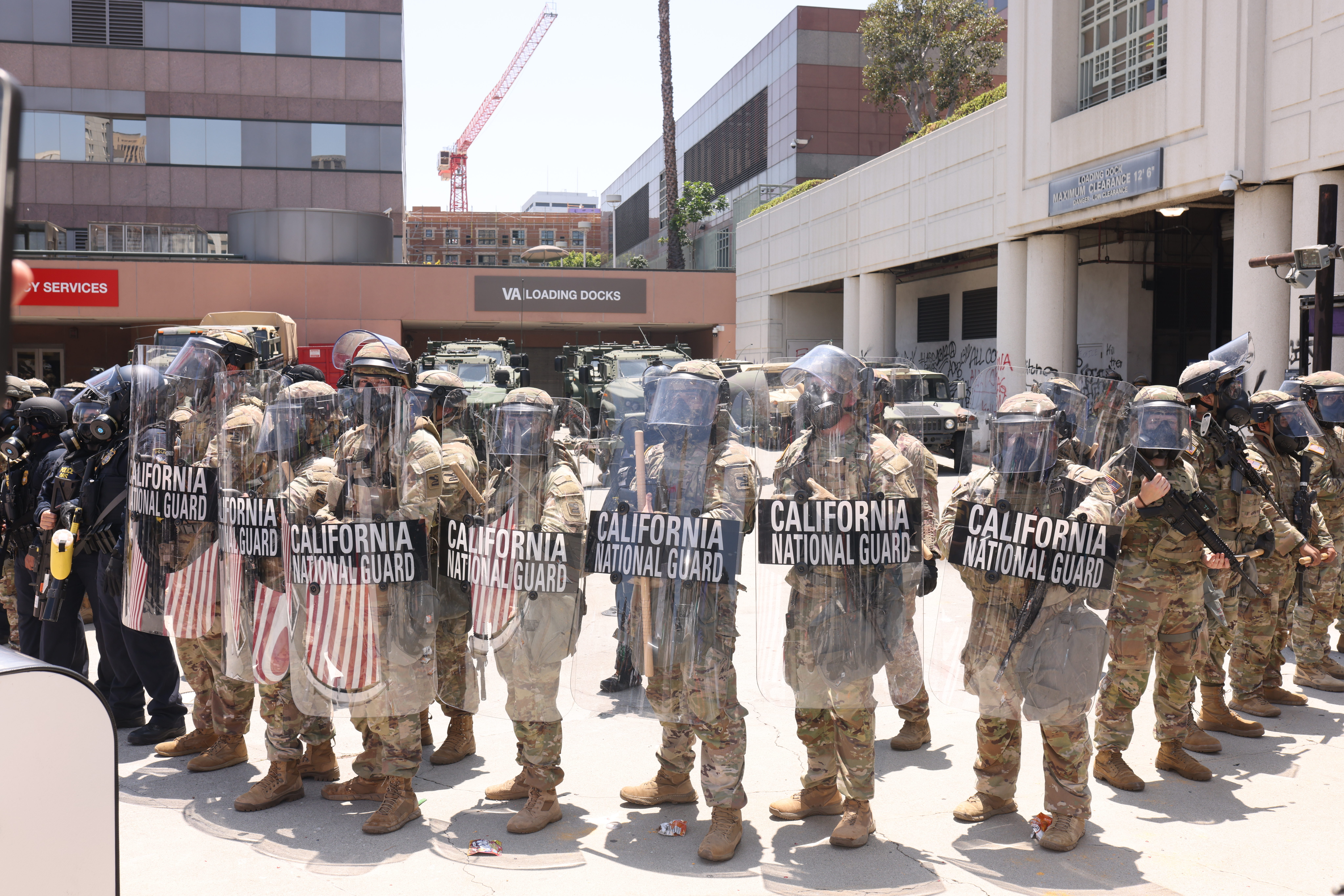 LOS ÁNGELES, CALIFORNIA – 8 DE JUNIO: Continúan los enfrentamientos entre defensores de los derechos migratorios y agentes del Servicio de Inmigración y Control de Aduanas (ICE) y del Departamento de Seguridad Nacional (DHS) en Paramount, California, y el centro de Los Ángeles, California, Estados Unidos, el 8 de junio de 2025. (Foto de Taurat Hossain/Anadolu vía Getty Images)