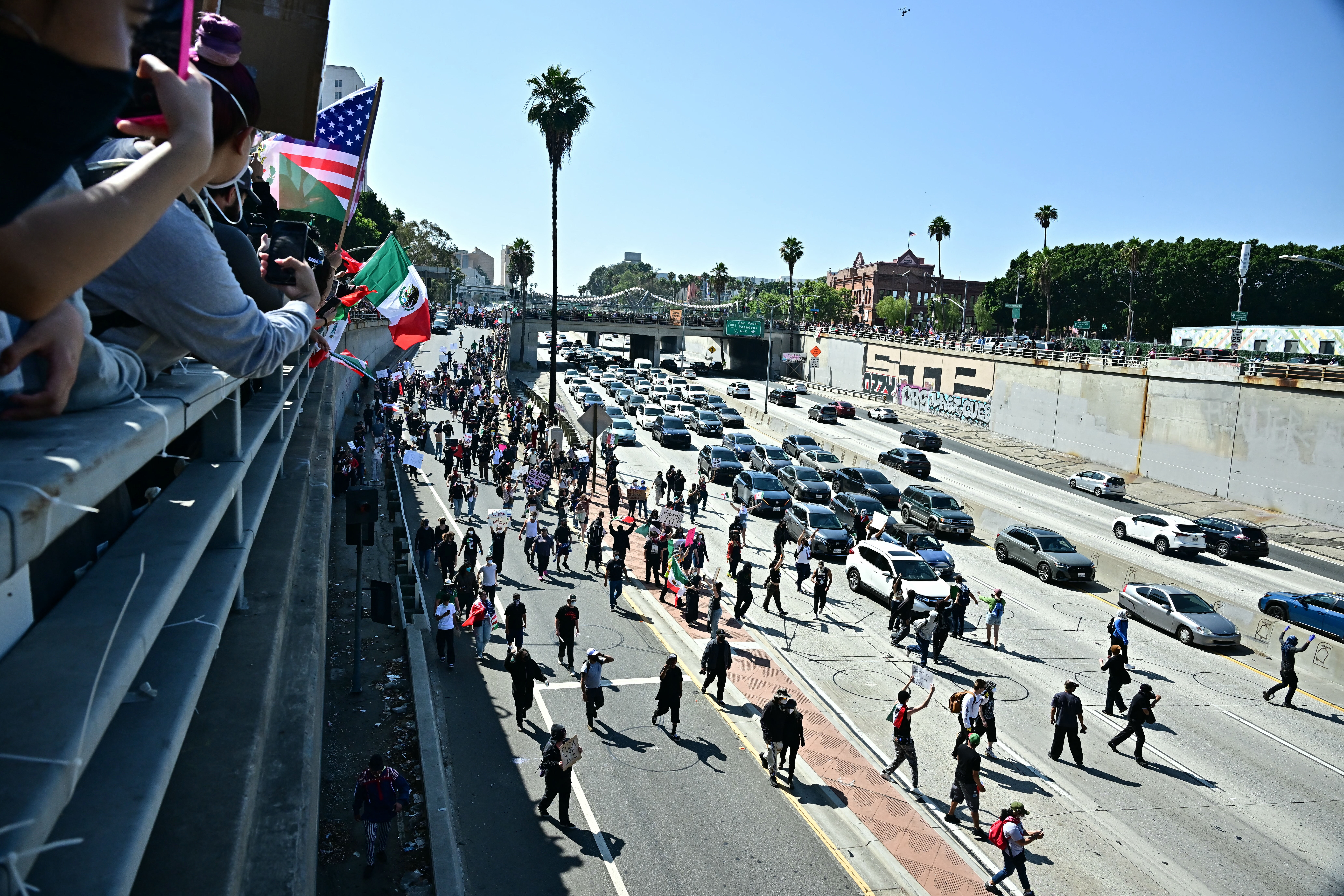 Manifestantes bloquean la autopista 101 durante una protesta tras las operaciones federales de inmigración en el centro de Los Ángeles, el 8 de junio de 2025.